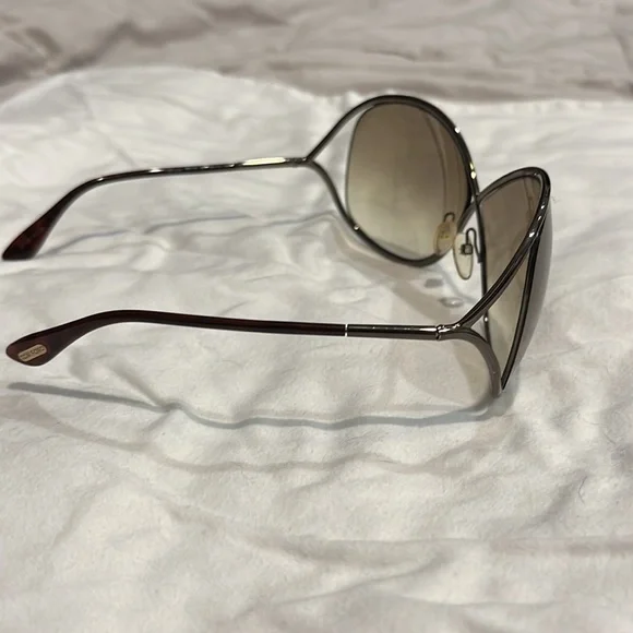 Tom Ford Shiny dark bronze sunglasses. In great condition. - Picture 4 of 13